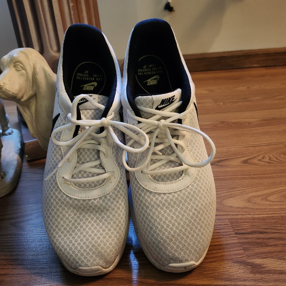 Nike White Athletic Shoes Lightweight Mesh Design